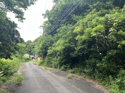 事業用地（売地）大安町丹生川久下 公簿767.94坪 車庫物置残し解体渡し 広々お土地