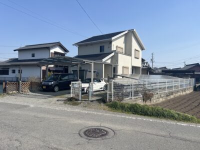 住宅用地（中古戸建）東員町鳥取 公簿107.71坪 建築年新しい カーポート付 太陽光パネル付