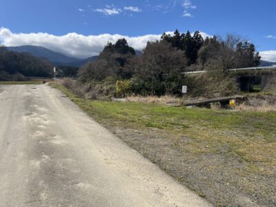 キャンプ用地（売地）北勢町別名 公簿142.78坪 河川敷 橋脚有り 車両進入駐車可